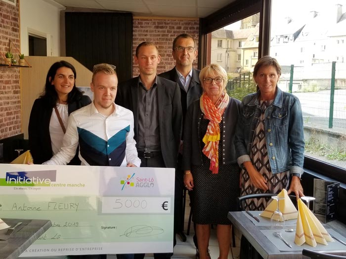 Remise de Chèque : prêt ICM de 5 000 € à M. FLEURY, repreneur d’un bar restaurant à Saint-Lô, Le Saint Raphaël.